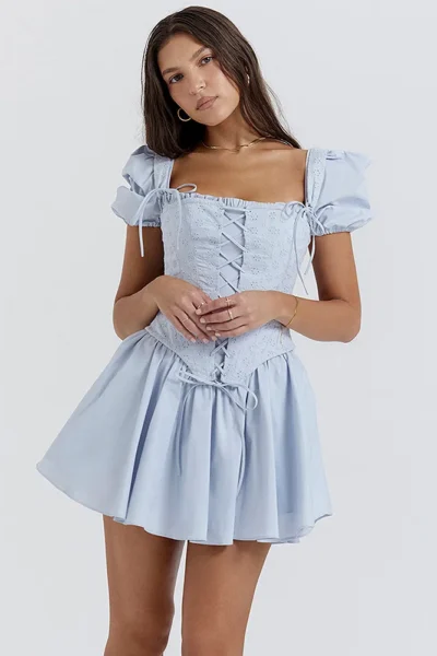 Woman wearing puff sleeve dress outdoors with hat